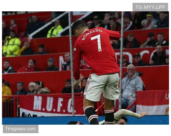 C罗与主帅矛盾升级,球队气氛紧张状态值得关注 C罗与主帅矛盾升级,球队气氛紧张状态值得关注