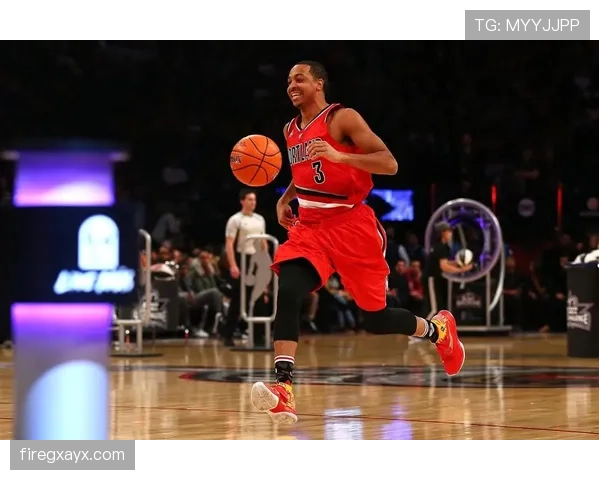 CJ·麦科勒姆无球跑动拉开空间，三分效率提升改变进攻结构