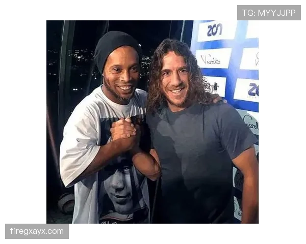 罗纳尔迪尼奥晚上戴钻戒玩牌，这生活谁顶得住啊？